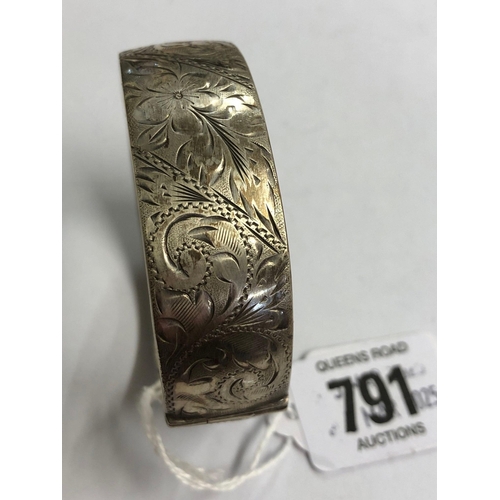 791 - WIDE ENGRAVED SILVER HINGED BANGLE