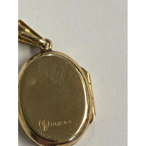 834 - AN OVAL 9ct GOLD HINGED LOCKET ON 9ct NECK CHAIN. 3.4g