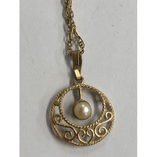 836 - A PEARL MOUNTED GOLD PENDANT ON A FINE NECK CHAIN, 2.6g