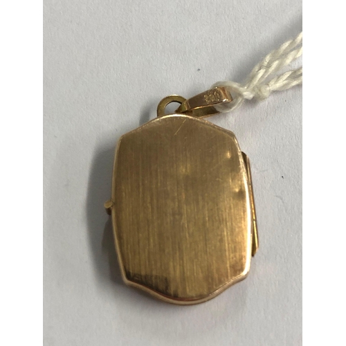 840 - A SCROLL ENGRAVED 9ct GOLD LOCKET, 2.1g