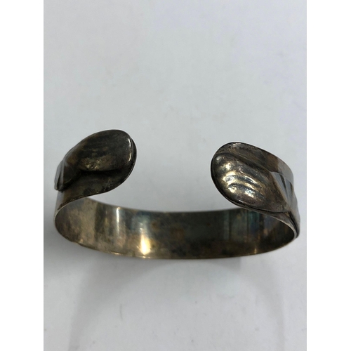 867 - 2 SILVER BANGLE, 39g