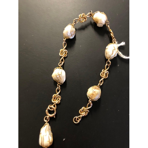 894 - 15ct GOLD BAROQUE PEARL BRACELET, TOTAL WEIGHT 10g