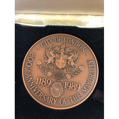 899 - THE ROYAL MINT 1989 800 YEARS OF THE MAYORALTY OF THE CITY OF LONDON BRONZE MEDAL WITH C.O.A. AND BO... 