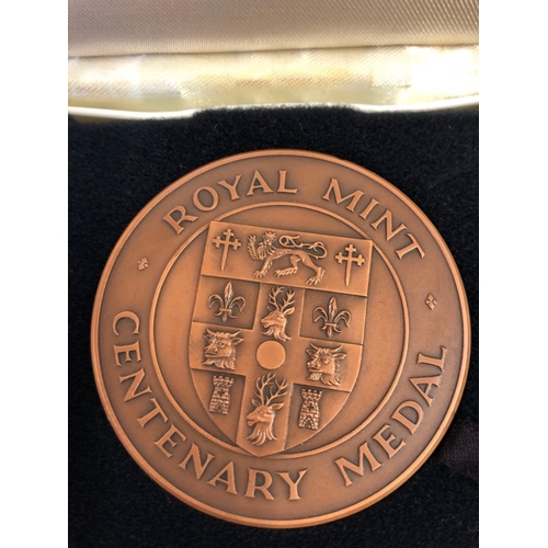 899 - THE ROYAL MINT 1989 800 YEARS OF THE MAYORALTY OF THE CITY OF LONDON BRONZE MEDAL WITH C.O.A. AND BO... 