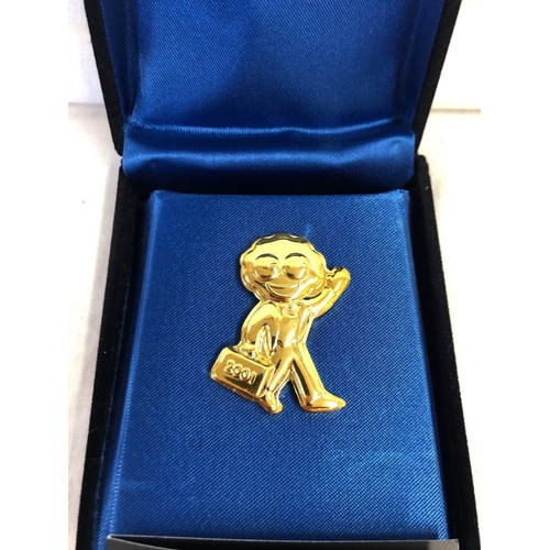 906 - LIMITED EDITION NO. 0884 OF ROBERTSON'S FAREWELL 9ct GOLD PLATED BADGE