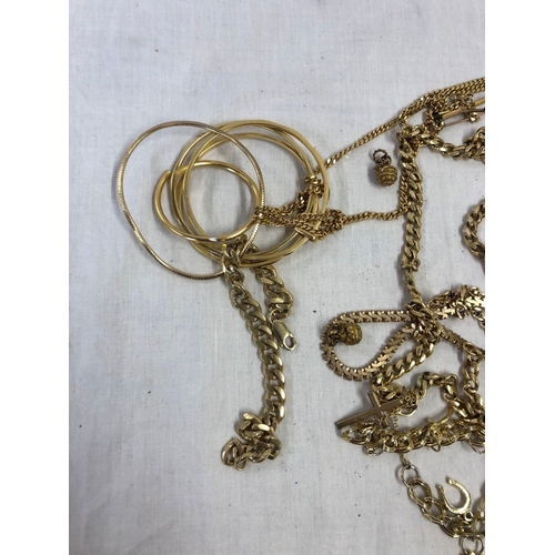 914 - BAG OF GILT METAL JEWELLERY