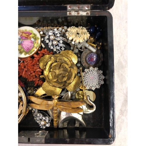 919 - BOX OF BROOCHES ETC