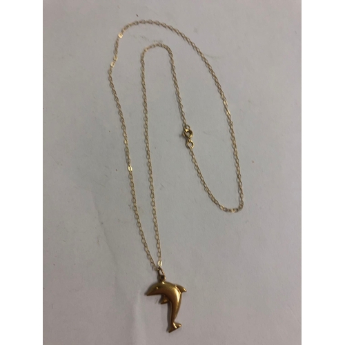 937 - A 9ct GOLD DOLPHIN PENDANT ON A FINE 9ct NECK CHAIN