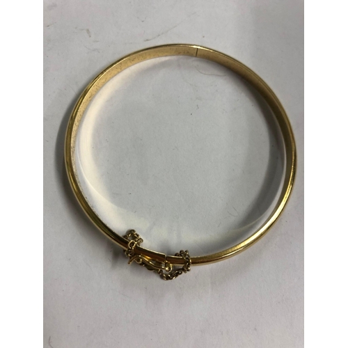 944 - A GOOD 9ct GOLD HINGED BANGLE, 8.6g, BOXED