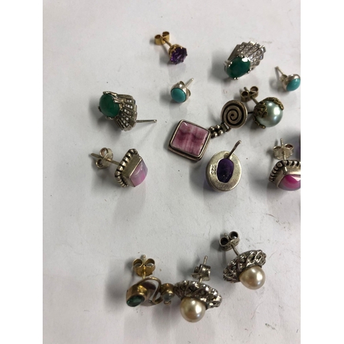 960 - QTY OF ASSORTED SILVER EARRINGS