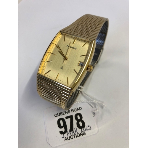 978 - A SMART ACCURIST WRIST WATCH WITH SECONDS HANDS & DATE CALANDER (W/O)