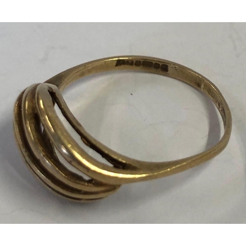 979 - A 9ct GOLD TWIST RING, 1.9g, SIZE 'O'