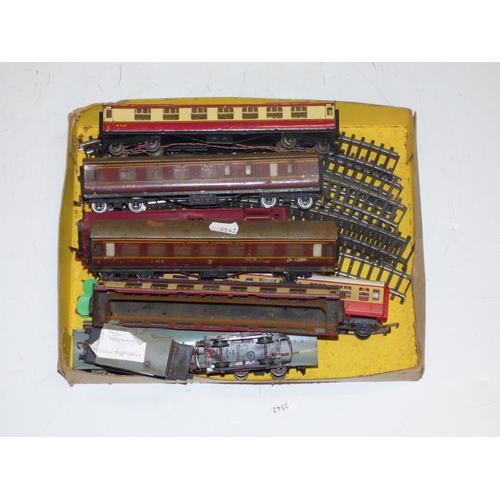 174 - Collection of vintage railway carriages in box