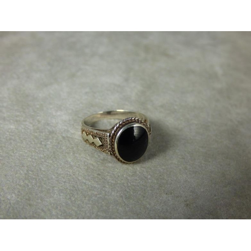 225 - Silver ring set with onyx