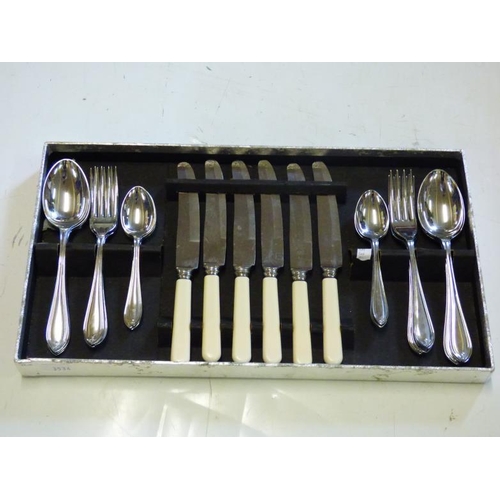 698 - Twenty six piece cutlery set