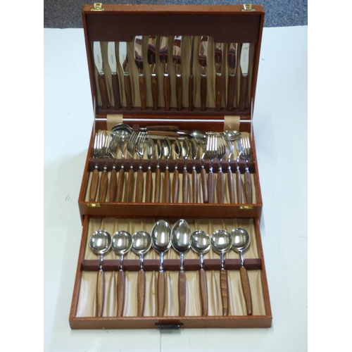 699 - Retro cutlery set complete with case