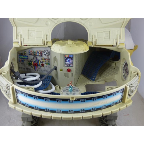 35 - Star Wars Millenium Falcon (interactive)