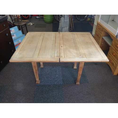 508 - Oak tilt and swivel extendable table