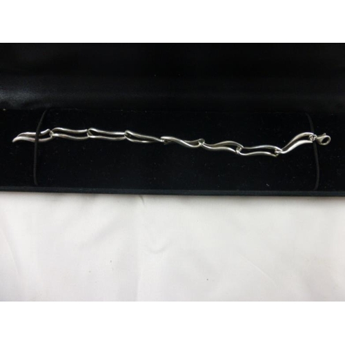 157 - Vintage Silver 1970s Waveform Bracelet complete with Presentation Box