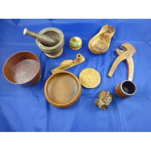 251 - Selection of Retro Treen Including Mortar and Pestle, Frog, and Lots More