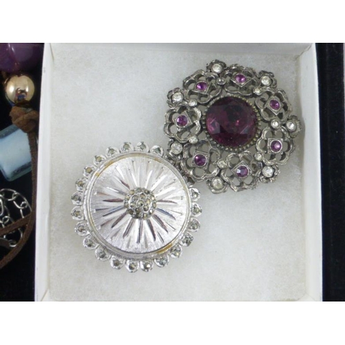 44 - Collection of necklaces, brooches and other