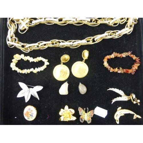 77 - Mixed Tay of Costume Jewellery Including Brooches, Pendants, and Lots More