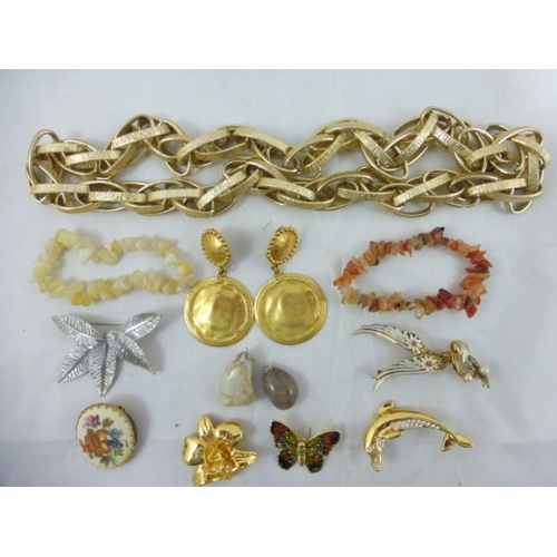 77 - Mixed Tay of Costume Jewellery Including Brooches, Pendants, and Lots More