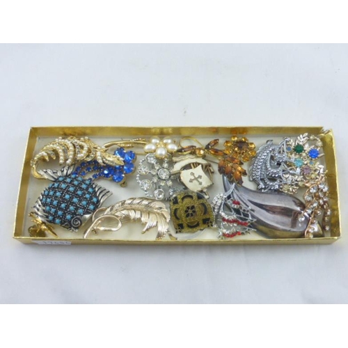 173 - Collection of Vintage Brooches