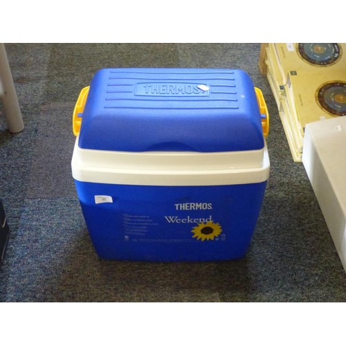 697 - Thermos cooler box complete with Three freezer blocks