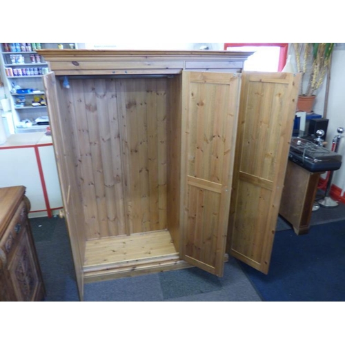 481 - A good quality solid pine triple wardrobe. 3 doors, measures 140 cm Wide, 59 cm Deep and 178 cm Tall... 