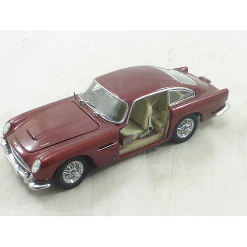 110 - Danbury Mint 1:24 Scale Die-Cast Model of Aston Martin 1964 DB5 Dubonnet Boxed (A/F)