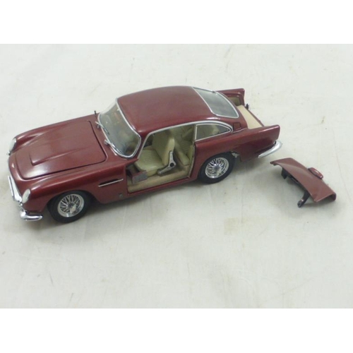 110 - Danbury Mint 1:24 Scale Die-Cast Model of Aston Martin 1964 DB5 Dubonnet Boxed (A/F)