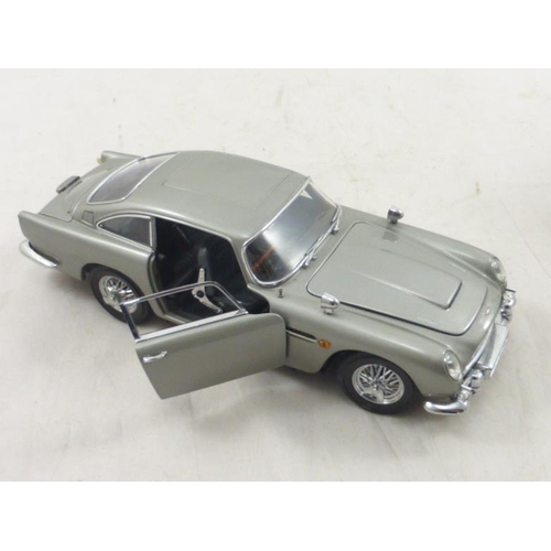 243 - Danbury Mint Scale Die-Cast Model 1:24 of James Bond 007 Austin Martin DB5