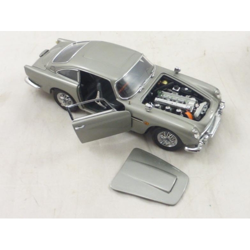 243 - Danbury Mint Scale Die-Cast Model 1:24 of James Bond 007 Austin Martin DB5