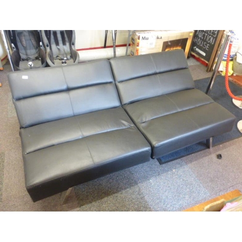 660 - A Modern Stylish Bed Settee / Recliner