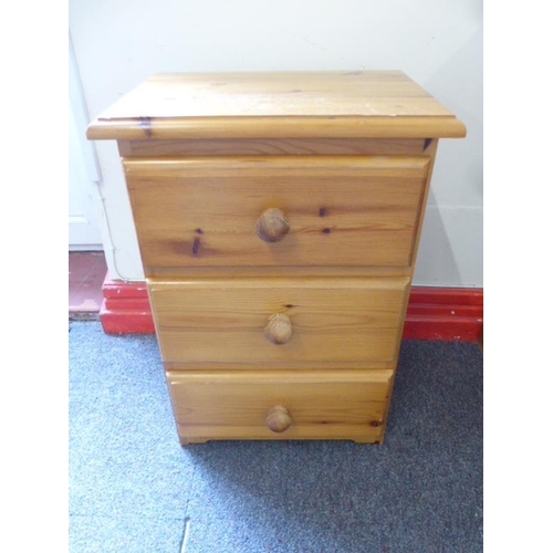 444 - Small 3 Drawer Bedside Cabinet (66cm x 45cm x 32cm)