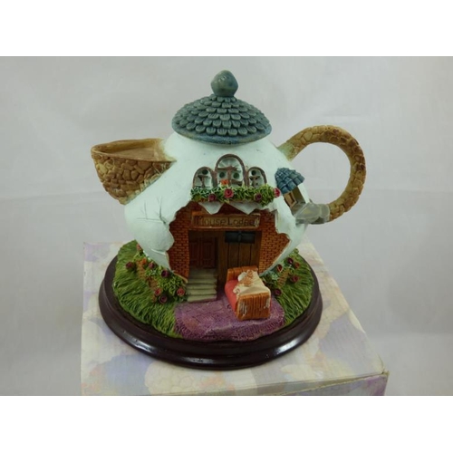 454 - Small Wonders Ornament Illuminated Kettle complete with Box