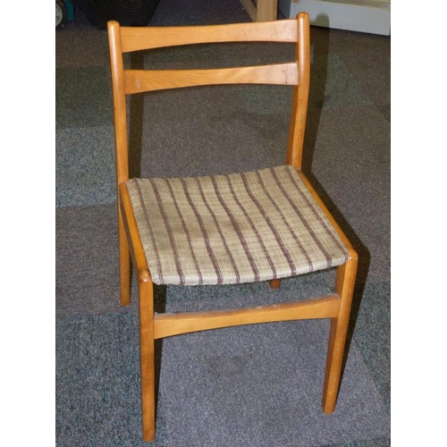 556 - Drop leaf table complete with four chairs