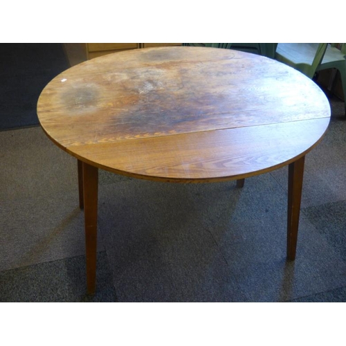 556 - Drop leaf table complete with four chairs