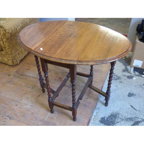 562 - Drop leaf side table with Barley twist legs