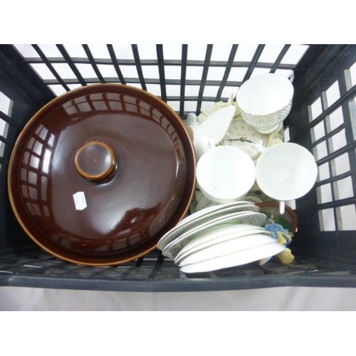 589 - Mixed box to include large casserole dish, part imperial tea set and other