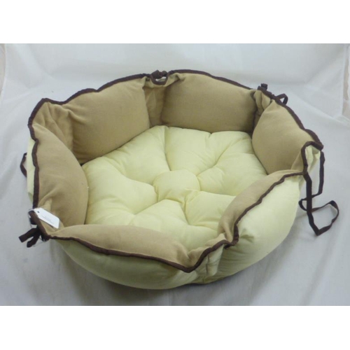 662 - Collection of cat beds