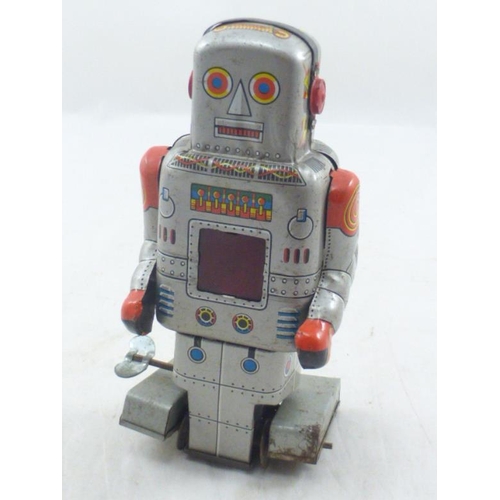 69 - Retro Mechanical Robot (19cm)