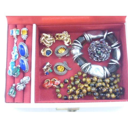 163 - Jewellery Box With Selection of Contents Including Ring, Earring's, Necklace and More