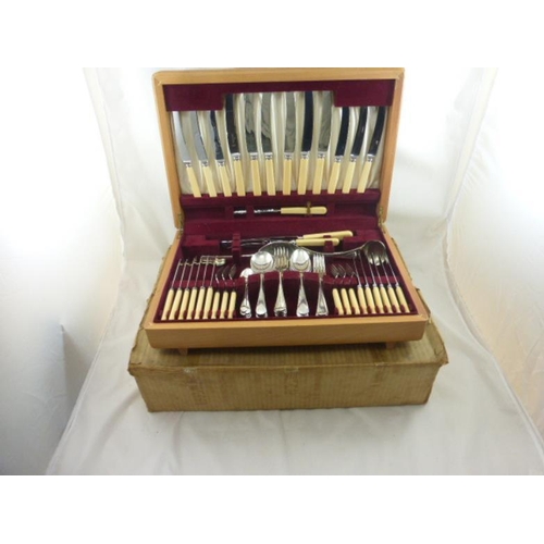 277 - Complete Duchess Canteen of cutlery, lovely condition to include fish knives and forks