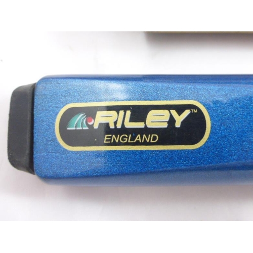 354 - Riley Metallic Blue Butt 2 Piece Ash Snooker & Pool Cue - 9.5mm Tip, 17oz - 18oz complete with Case