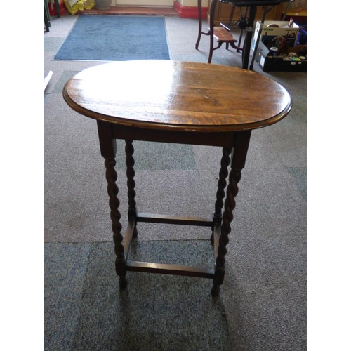 54 - A Vintage oval side table with Barley twist legs 74x61x44 cm