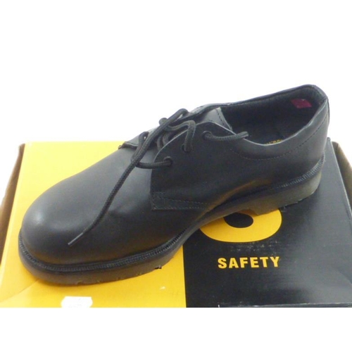 579 - Pair of Size 11 Black Leather Sterling Safety Shoes in Box