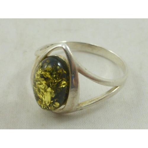 187 - Silver 925 Ring with Green Decorative Stone (Size 10) in Presentation Box