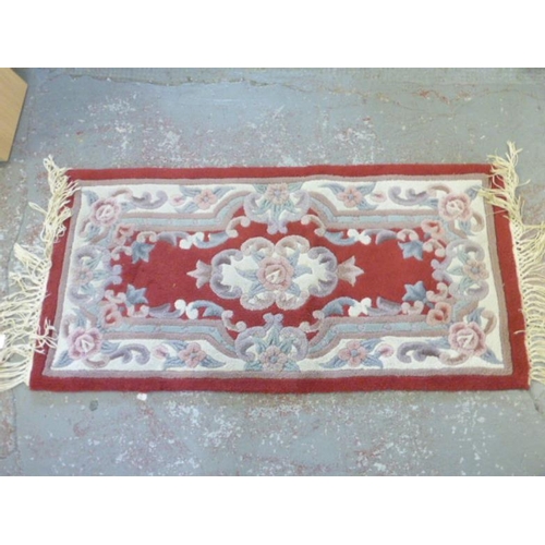 551 - Small rug measuring 125ft x 2ft